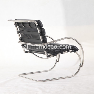 Réplica moderna de sillón MR de coiro negro